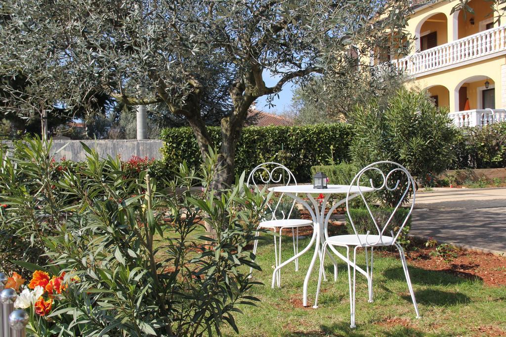 Apartments Villa Lili Umag Bagian luar foto