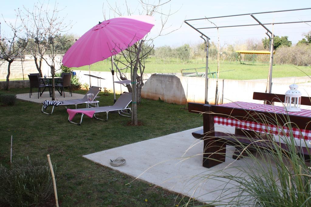 Apartments Villa Lili Umag Bagian luar foto